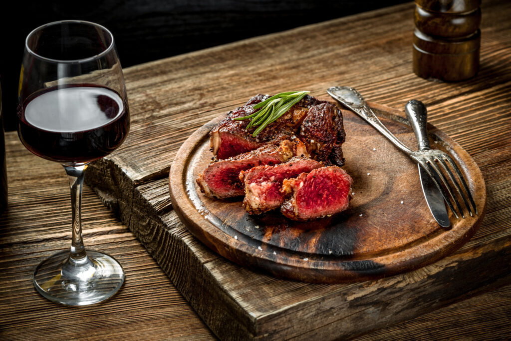 【餐酒搭配】味覺盛宴：葡萄酒與牛肉料理的完美交響曲