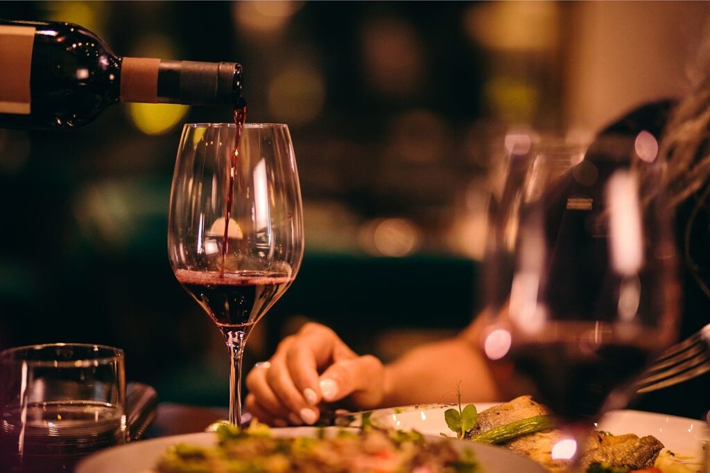 【葡萄酒知識】葡萄酒與食物的搭配：杯中盤中，何去何從?